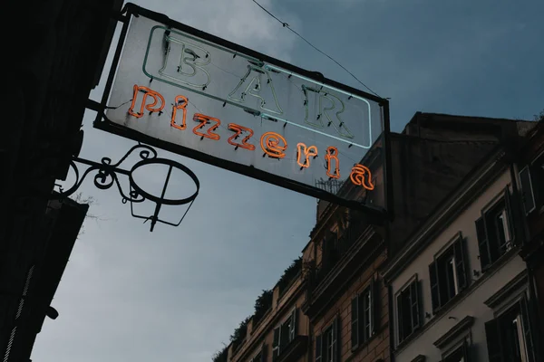 Schriftzug der italienischen Bar Pizzeria. — Stockfoto