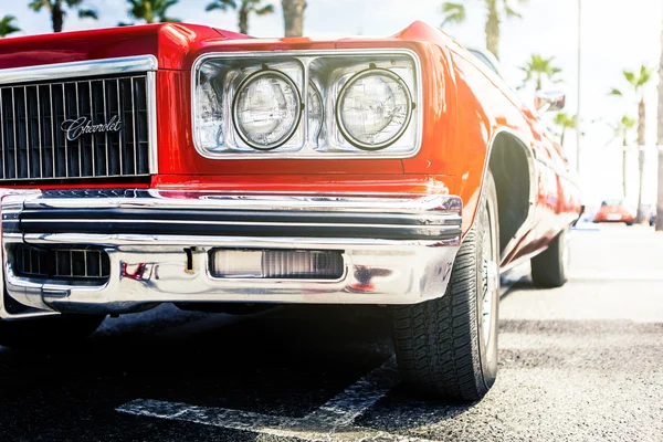 Vooraanzicht van rode klassieke Chevy. — Stockfoto