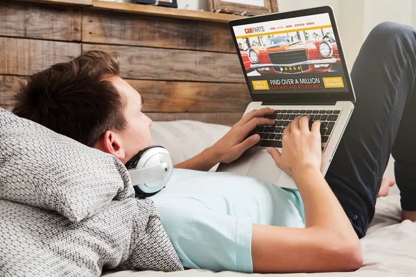 Peças de carro à procura. Site da oficina de reparação automóvel . — Fotografia de Stock