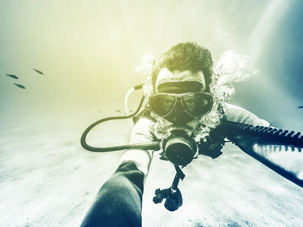 Unterwassertaucher-Selfie. Jahrgangseffekt. — Stockfoto