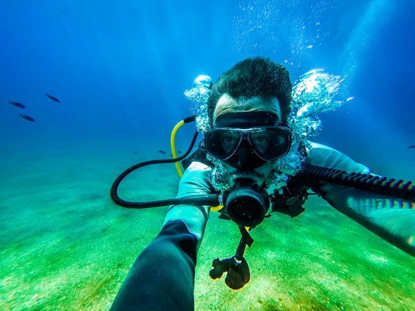Selfie nurek pod wodą. — Zdjęcie stockowe