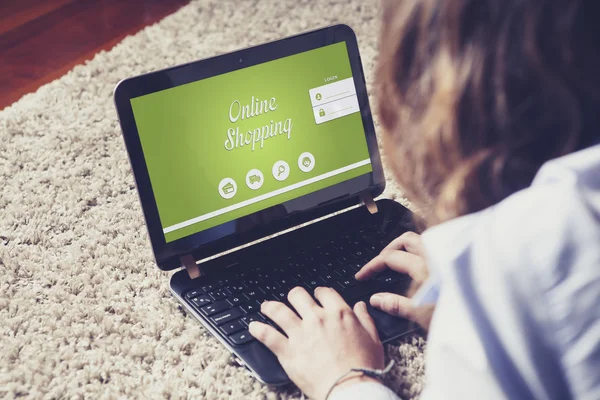 Vrouw met behulp van een laptop om te winkelen op lijn met een laptop, ontspannen thuis. — Stockfoto