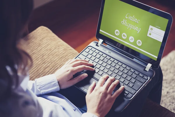 Frau kauft online mit Laptop zu Hause ein. — Stockfoto