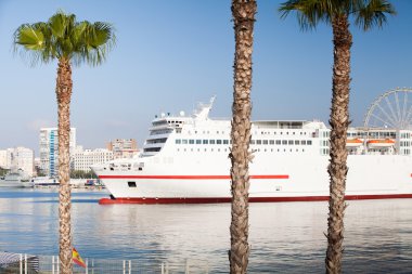 Beyaz büyük gemi bırakarak Malaga'nın bağlantı noktası. İspanya.