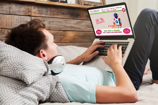 Tienda de juguetes en Internet. Hombre usando la computadora para comprar juguetes . — Foto de Stock