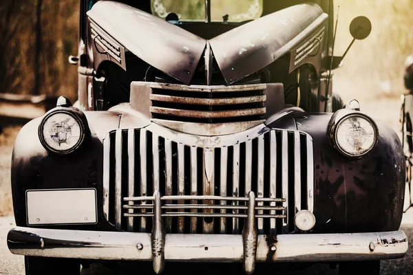 Вид спереди на классическую машину 50-х годов. Горячий стержень . — стоковое фото