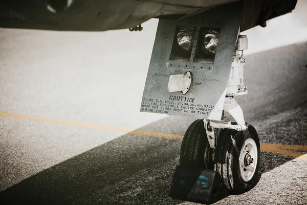 Detail of war aircraft tyre and brake system. — Stock Photo, Image