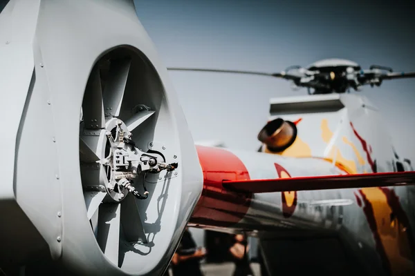 Detalle de cerca del rotor de cola de helicóptero . —  Fotos de Stock