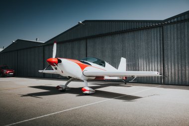 Beyaz ve kırmızı küçük uçak hangar kapısı.