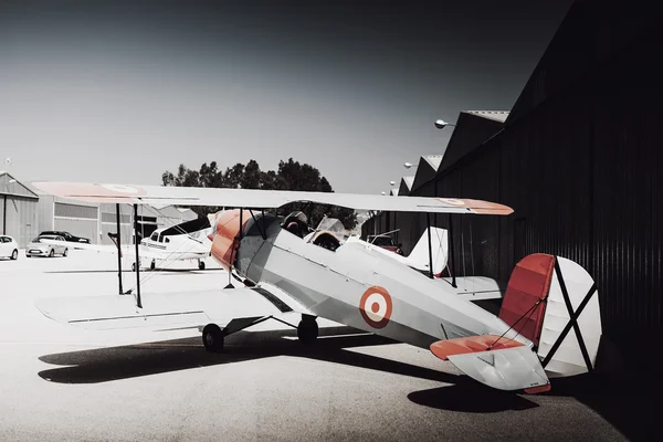 Avión viejo en el aeródromo . — Foto de Stock