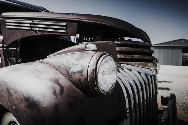 Detalle del faro del coche viejo en mal estado . — Foto de Stock