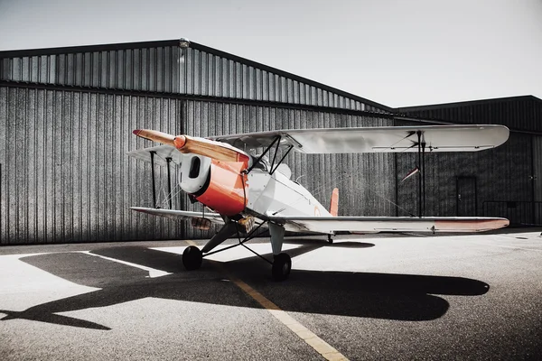 Alte Flugzeuge vor dem Hangar. — Stockfoto