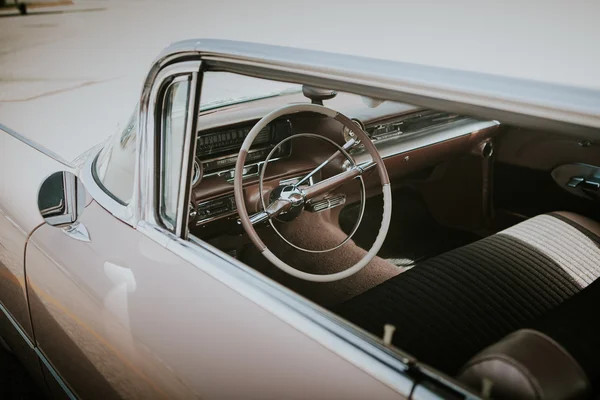 Klassisk bil cockpit-vyn från fönstret. — Stockfoto