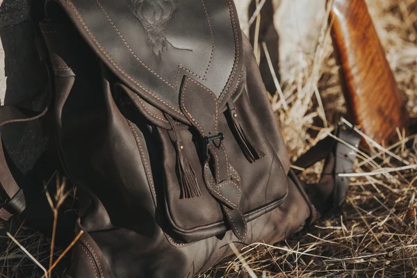 Закрыть кожаную сумку на пастбище в сельской местности. Хунти — стоковое фото