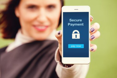 Mobil ödeme app. bir akıllı telefon ile güvenli ödeme haber içinde belgili tanımlık perde tutan kadın.