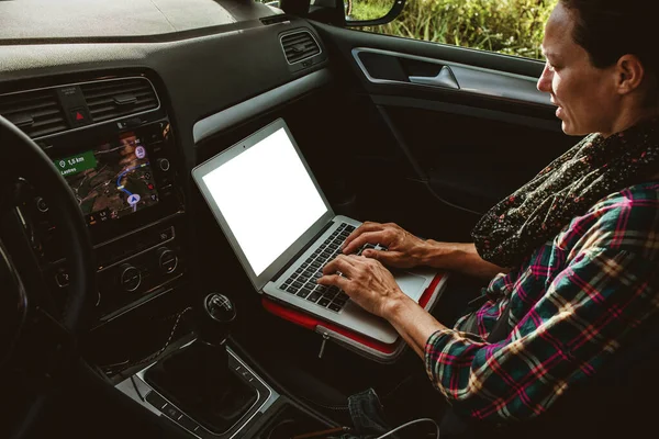 Γυναίκα Που Χρησιμοποιεί Φορητό Υπολογιστή Μέσα Ένα Αυτοκίνητο Στη Θέση — Φωτογραφία Αρχείου