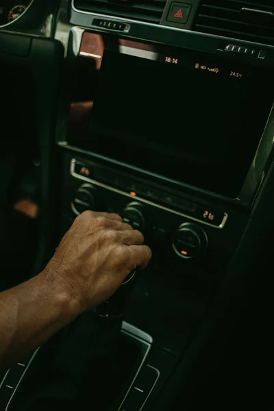 Detalle Mano Que Sostiene Cambio Marchas Del Coche Mientras Conduce — Foto de Stock