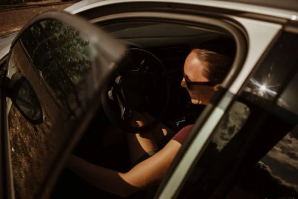 運転席で車に乗り込む女 — ストック写真