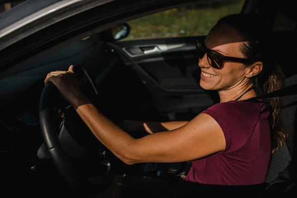 Γυναίκα Στο Αυτοκίνητό Της Κρατώντας Τιμόνι Και Χαμογελώντας — Φωτογραφία Αρχείου