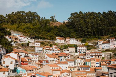 Cudillero, İspanya - 25 Ağustos 2020: İspanya 'nın kuzeyindeki Cudillero köyü. Cudillero, Asturias 'ın büyüleyici bir köyüdür. Atlantik kıyılarının bir tepesine kurulmuştur. Mimarisi, turistik restoranları ve köşeleri çok güzeldir.