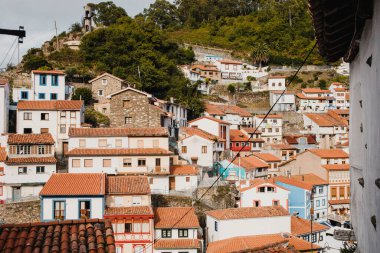 Cudillero, İspanya - 25 Ağustos 2020: İspanya 'nın kuzeyindeki Cudillero köyü. Cudillero, Asturias 'ın büyüleyici bir köyüdür. Atlantik kıyılarının bir tepesine kurulmuştur. Mimarisi, turistik restoranları ve köşeleri çok güzeldir.