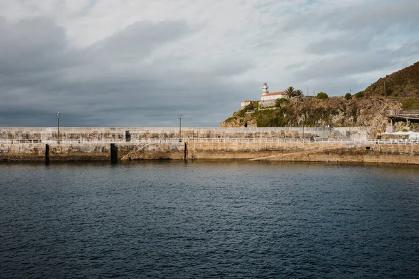 Cudillero Spanya Ağustos 2020 Cudillero Köyünün Balıkçı Limanı Deniz Feneri — Stok fotoğraf