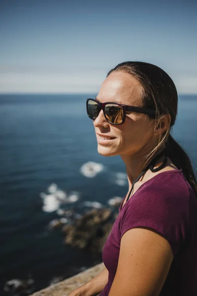 Weiße Frau Mit Sonnenbrille Genießt Die Aussicht Von Einer Klippe — Stockfoto