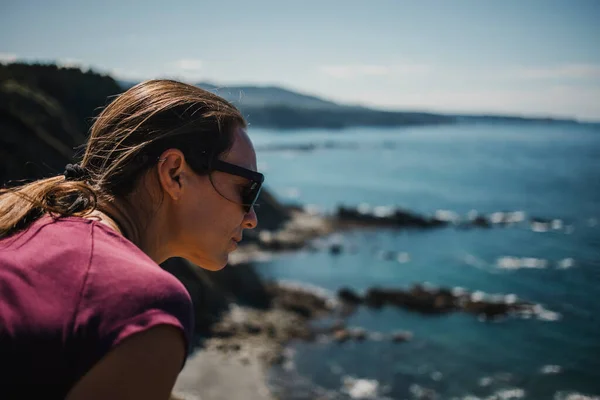 Weiße Frau Blickt Auf Eine Klippe Mit Blauem Wasser Asturien — Stockfoto