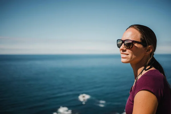 Mulher Branca Com Óculos Sol Desfrutando Vistas Penhasco Oceano Atlântico — Fotografia de Stock