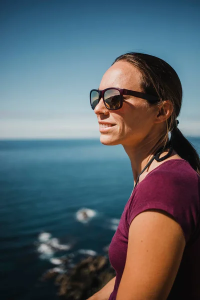 Weiße Frau Mit Sonnenbrille Genießt Die Aussicht Von Einer Klippe — Stockfoto