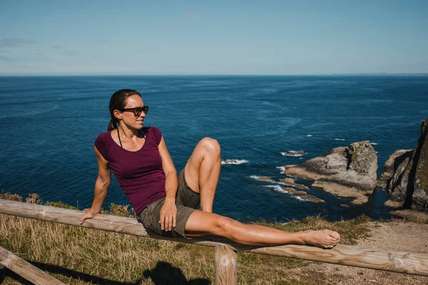 Atletische Vrouw Zittend Een Houten Reling Aan Kust Het Noorden — Stockfoto