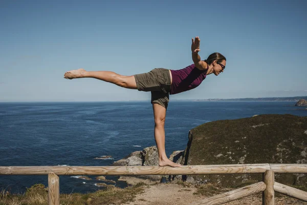 Donna Che Cammina Equilibra Una Ringhiera Legno Sulla Linea Costiera — Foto Stock