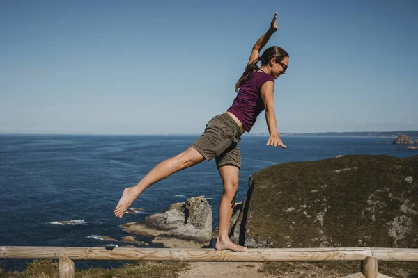 Vrouw Lopend Balancerend Een Houten Reling Aan Kustlijn — Stockfoto