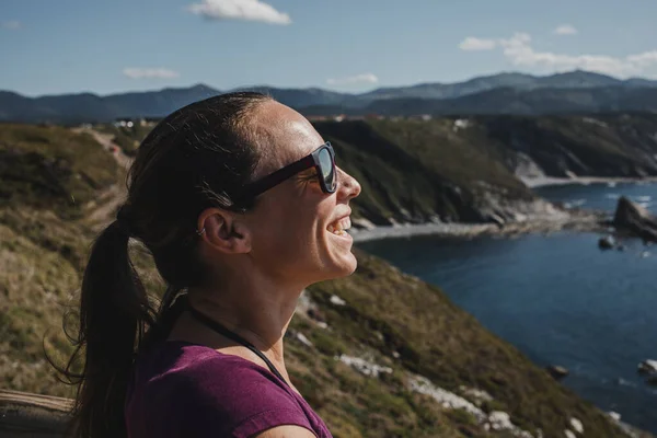 Donna Bianca Che Ride Mentre Guarda Oceano Sulla Riva Del — Foto Stock