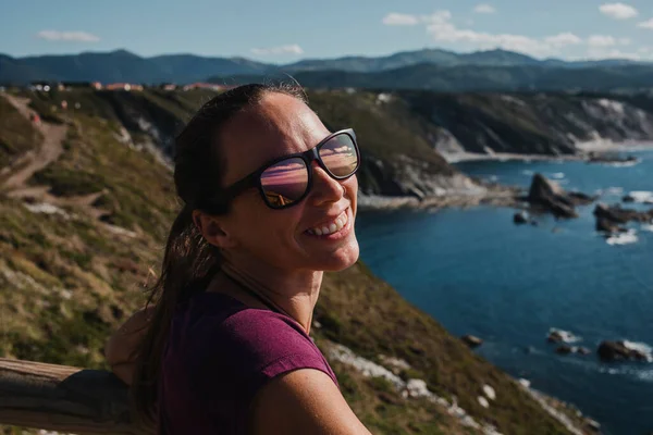 Mulher Branca Sorrindo Enquanto Olha Para Câmera Desfrutando Natureza Oceano — Fotografia de Stock