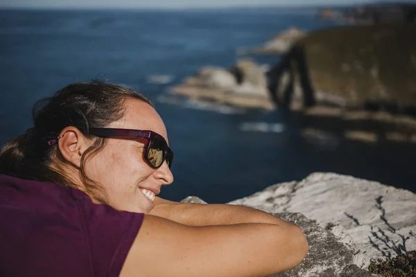 Liegende Frau Auf Einem Felsen Der Küste Mit Sonnenbrille Und — Stockfoto