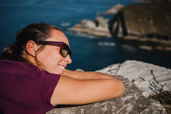 Mulher Deitada Uma Rocha Linha Costeira Com Óculos Sol Camisa — Fotografia de Stock