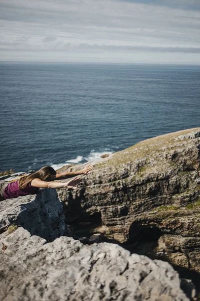 Liegende Frau Auf Einem Felsen Der Küste Mit Lila Shirt — Stockfoto