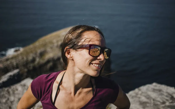 Retrato Mulher Natural Feliz Com Óculos Sol Desfrutando Livre Costa — Fotografia de Stock