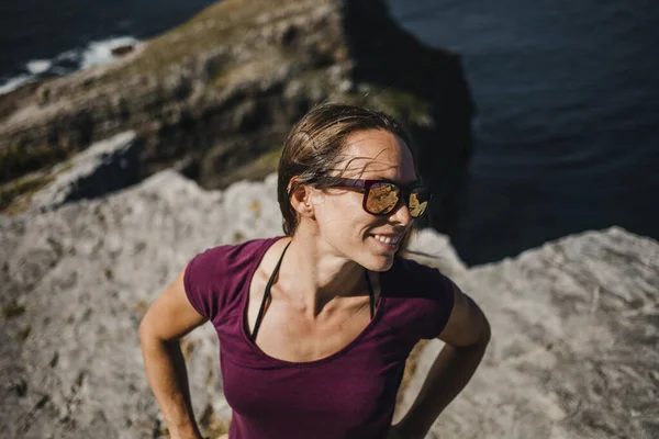 Happy Natural Woman Portrait Sunglasses Enjoying Outdoors Coast — Stock Photo, Image