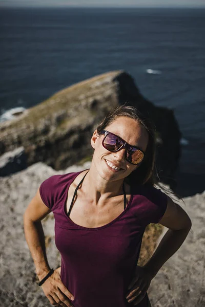 Happy Natural Woman Portrait Sunglasses Enjoying Outdoors Coast Rock Background — Stock Photo, Image