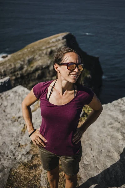 Happy Natural Woman Portrait Sunglasses Enjoying Outdoors Coast Rock Background — Stock Photo, Image