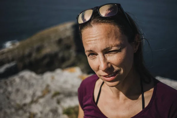 Freundliches Frauenporträt Mit Blick Die Kamera Der Küste — Stockfoto