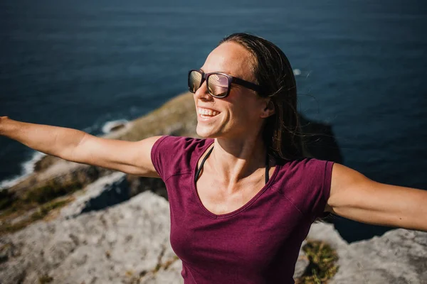 Feliz Mujer Sonriente Con Los Brazos Abiertos Divirtiéndose Costa —  Fotos de Stock