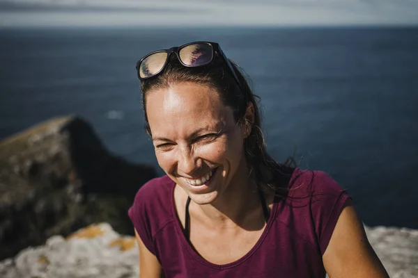 Mulher Branca Rindo Muito Enquanto Estava Frente Mar Natureza — Fotografia de Stock