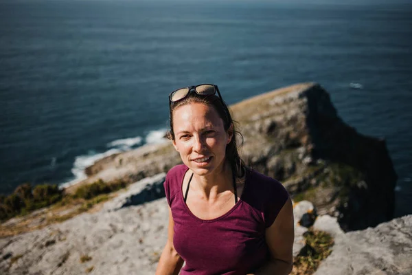 Schattige Witte Vrouw Staan Een Klif Met Zee Achtergrond — Stockfoto