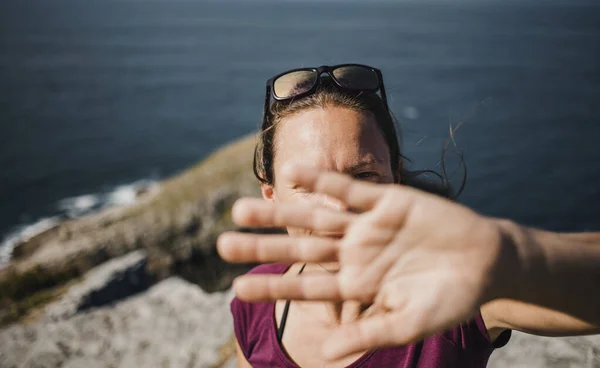 Speelse Vrouw Probeert Verbergen Voor Fototoestel Foto Vermijden — Stockfoto