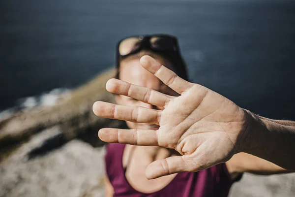 Verspielte Frau Versucht Sich Vor Der Kamera Des Fotografen Verstecken — Stockfoto