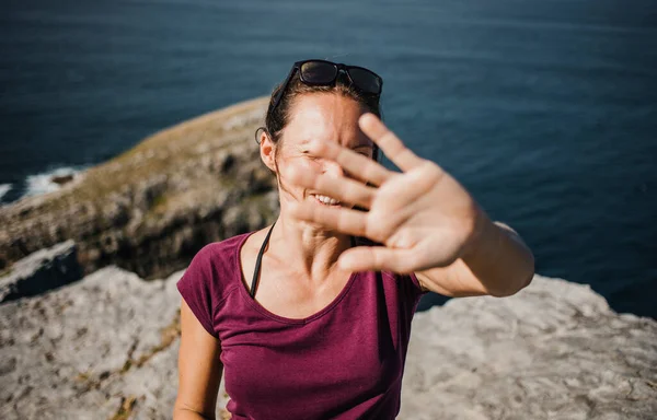 Donna Giocoso Cercando Nascondersi Dalla Fotocamera Fotografo Evitare Foto — Foto Stock