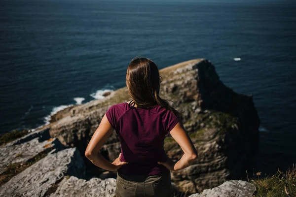 Femme Dans Dos Regardant Mer Depuis Une Falaise — Photo